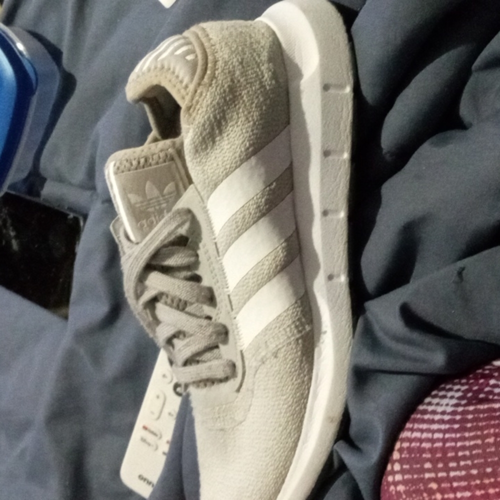 Ladies sneakers size 6
